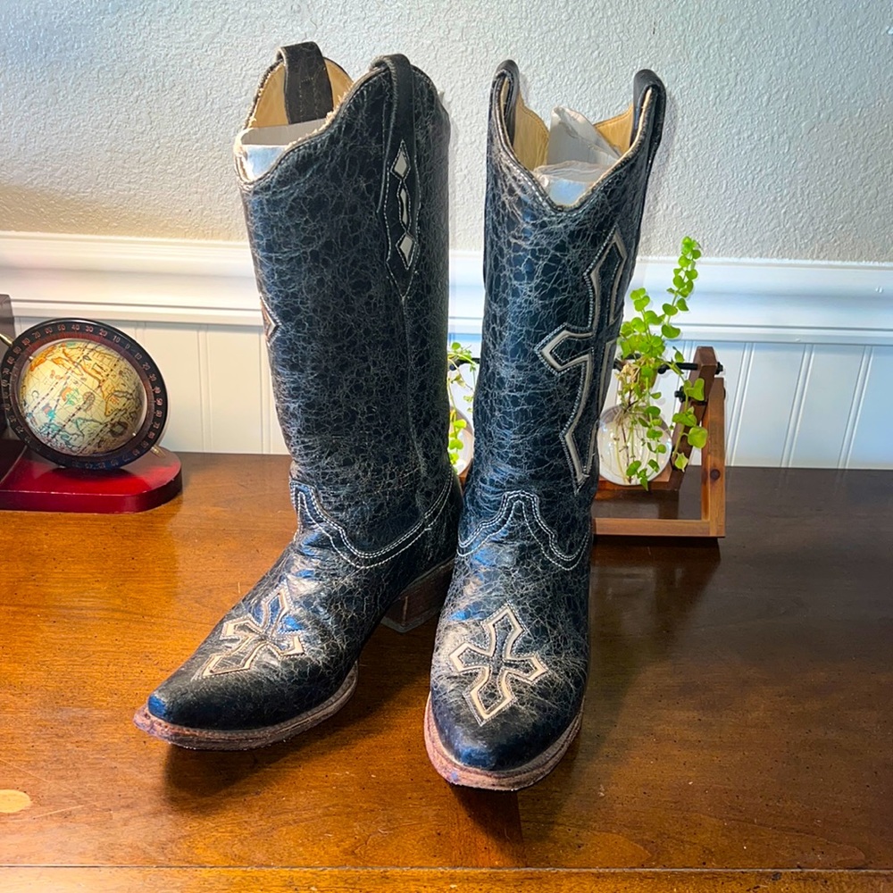 Charcoal black CORRAL boots with marbling and cross design